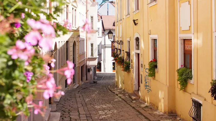 alley-houses-bratislava-slovakia-1