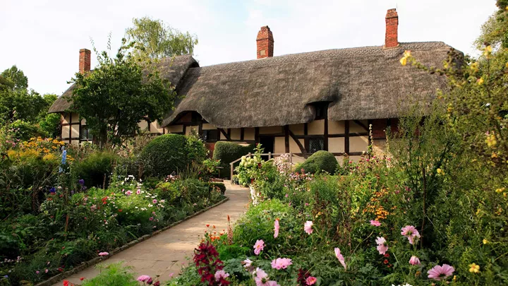 anne-hathaways-cottage-stratford-upon-avon-england-2