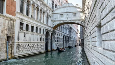 gondola-bridge-sighs-venice-italy-3
