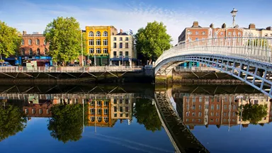 hapenny-bridge-dublin-ireland-4