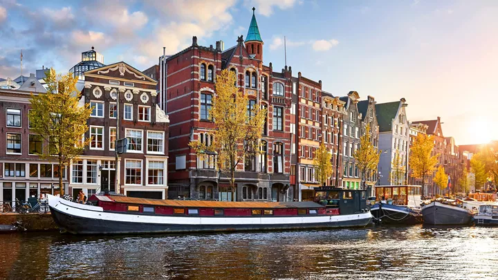 houseboats-canal-amsterdam-netherlands-1