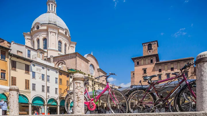 piazza-delle-erbe-mantua-italy-1