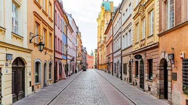 street-old-town-warsaw-poland-1