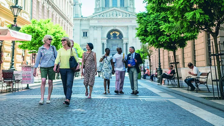 stroll-streets-budapest-hungary-18