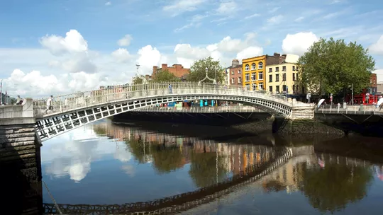 hapenny-bridge-dublin-ireland-1