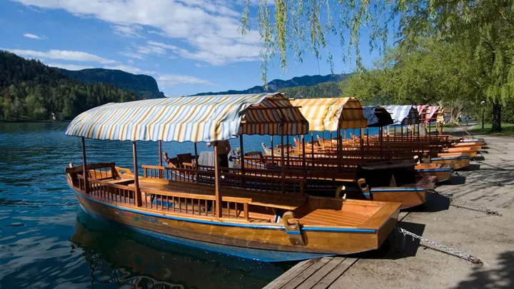 tour-boats-dock-lake-bled-slovenia-1