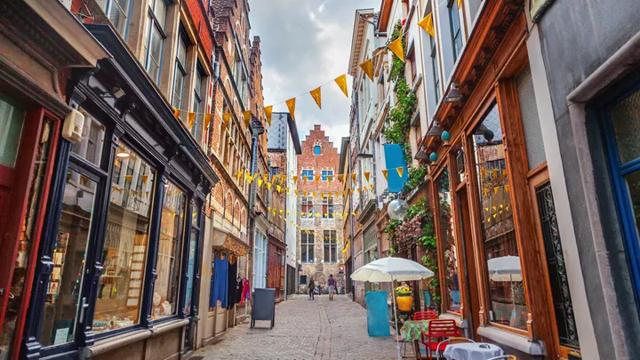 76_town-street-ghent-belgium-15