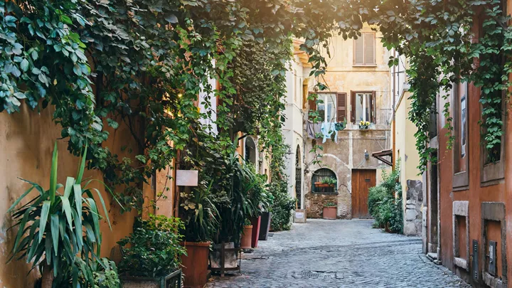 alley-trastevere-rome-italy-1