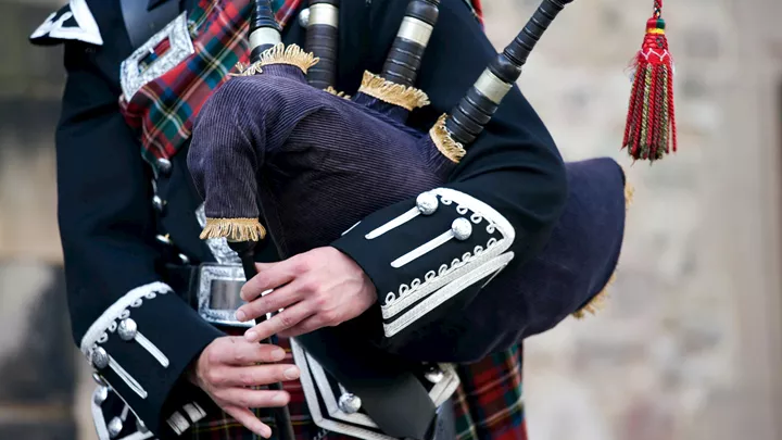 bag-piper-edinburgh-scotland-1