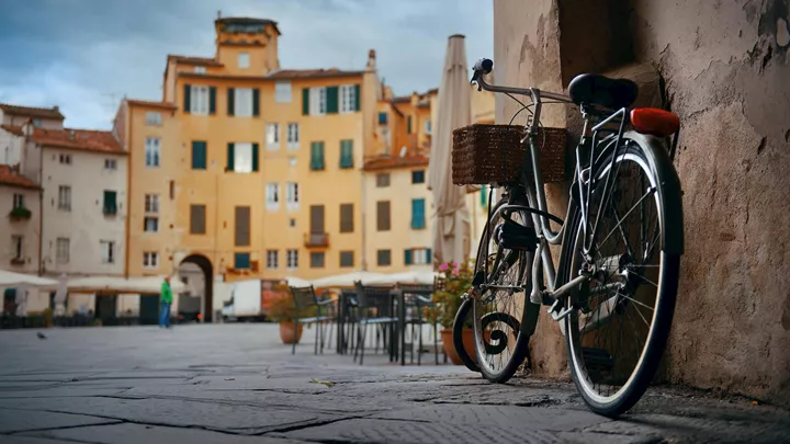 bike-piazza-dell-anfiteatro-lucca-italy-1