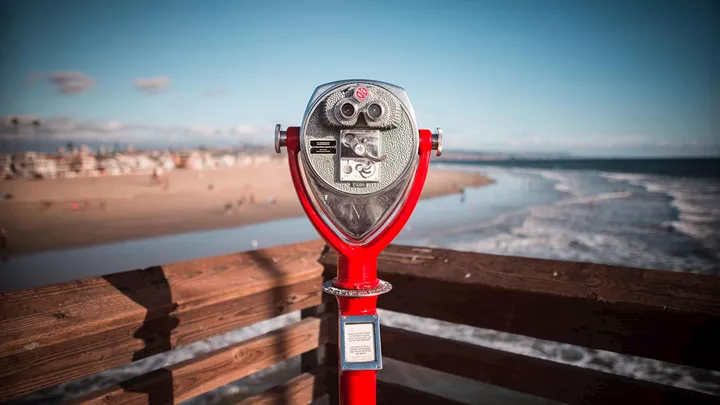 binoculars-newport-pier-usa-1