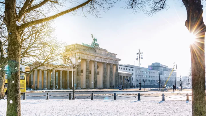 brandenburg-gate-winter-berlin-germany-21