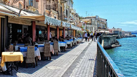 cafes-waterfront-syracuse-italy-1