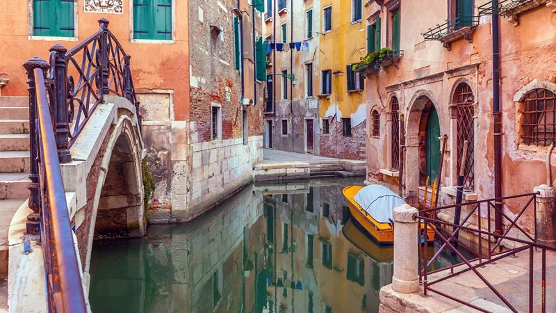 canal-footbridge-venice-italy-1