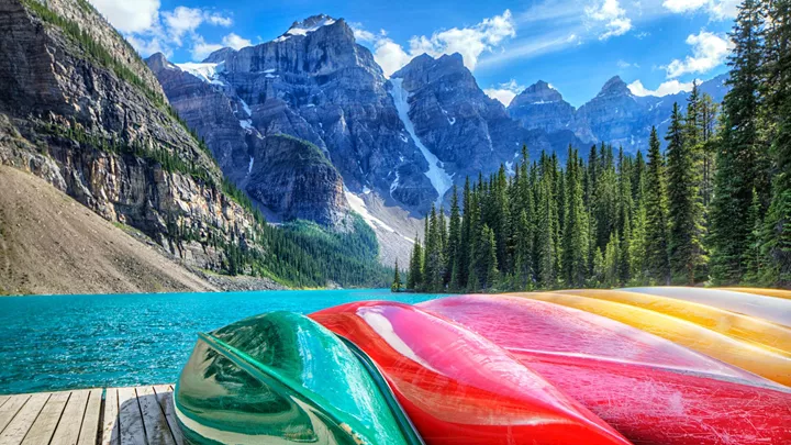 canoes-moraine-lake-banff-canada-1