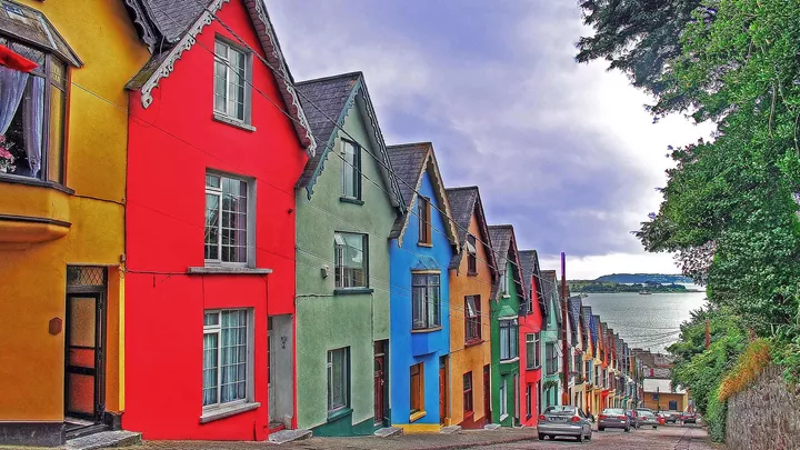 colourful-houses-cobh-ireland-1