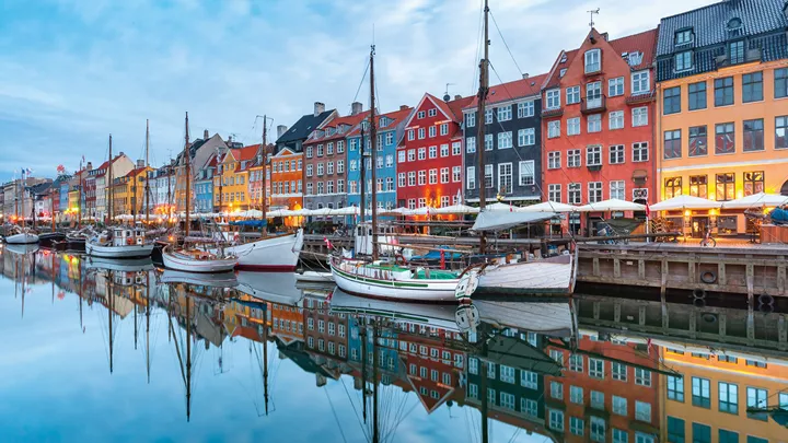 colourful-houses-nyhavn-copenhagen-denmark-14
