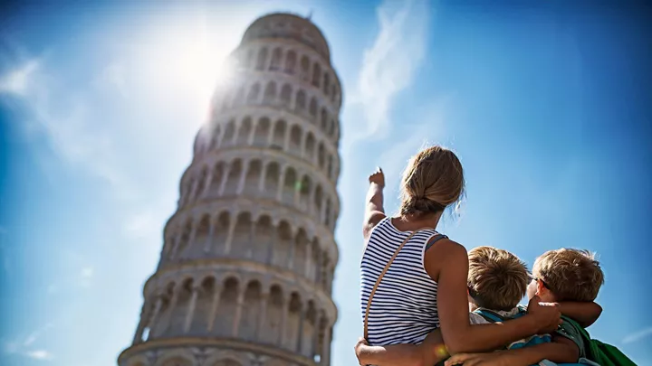 family-leaning-tower-pisa-italy-1