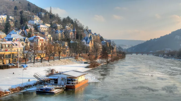frozen-river-neckar-in-heidelberg-germany-14