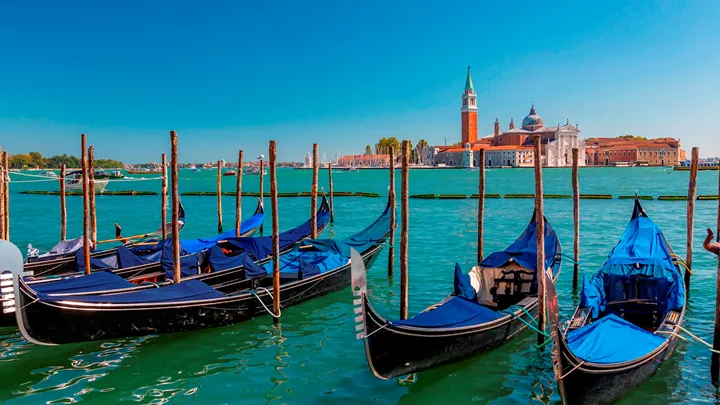 gondola-arts-centre-venice-italy-5