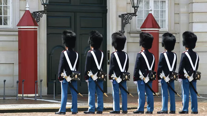 guards-amalienborg-palace-copenhagen-denmark-15