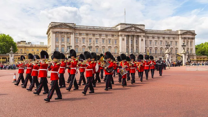 guards-buckingham-palace-london-england-2