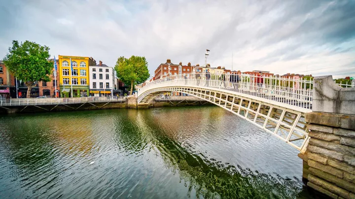 hapenny-bridge-dublin-ireland-1