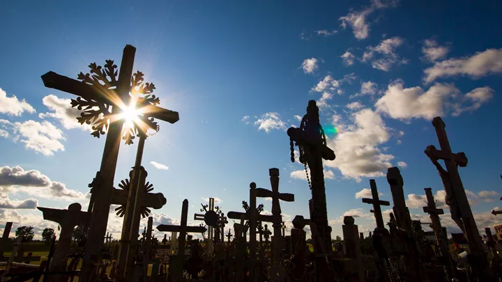 hill-of-crosses-siauliai-lithuania-1