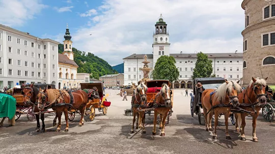 horse-cart-residenzplatz-salzburg-austria-1
