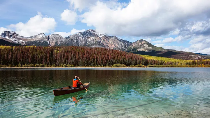 man-canoeing-lake-jasper-canada-3