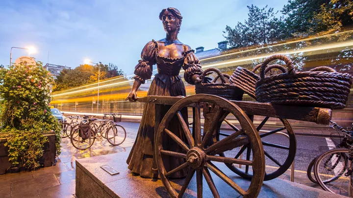 molly-malone-statue-dublin-ireland-1