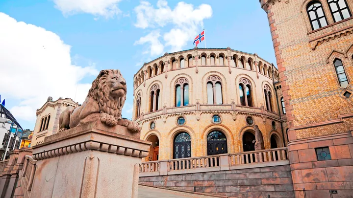 parliament-building-lion-statue-oslo-norway-rtd-15