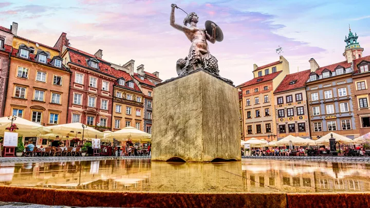 statue-saint-anne-main-square-warsaw-poland-1