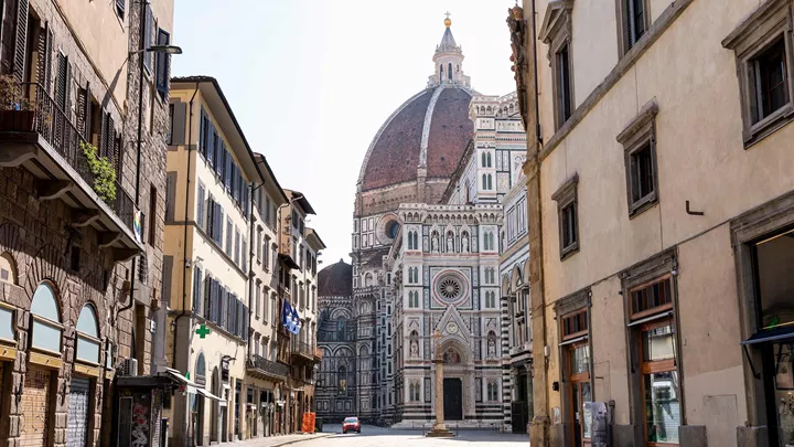 street-duomo-di-santa-maria-del-fiore-florence-italy-1