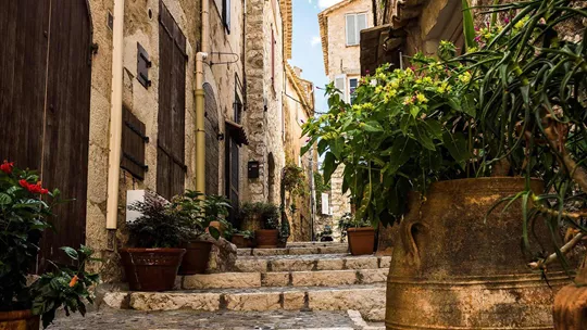 street-houses-saint-paul-de-vence-cote-dazur-france-1