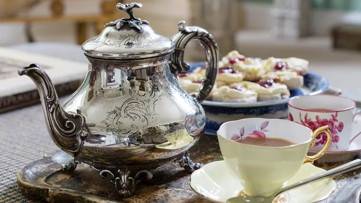 teapot-cups-saucers-scones-london-england-1