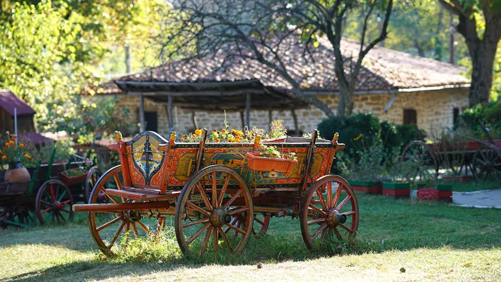 traditional-wagon-arbanasi-bulgaria-2