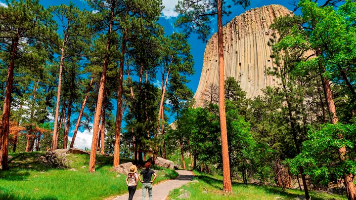 two-people-devils-tower-usa-28
