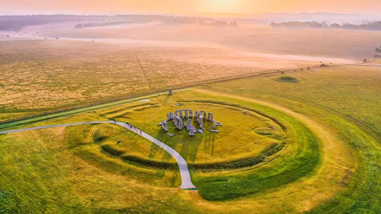 visit-historic-stonehenge-england-7