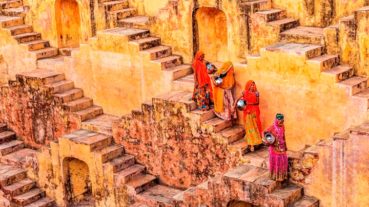 women-carrying-water-from-stepwell-jaipur-rajasthan-india-16