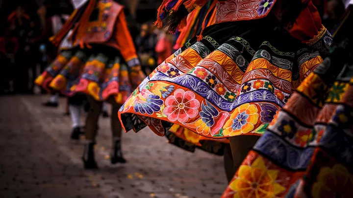 women-traditional-clothing-sacred-valley-peru-13