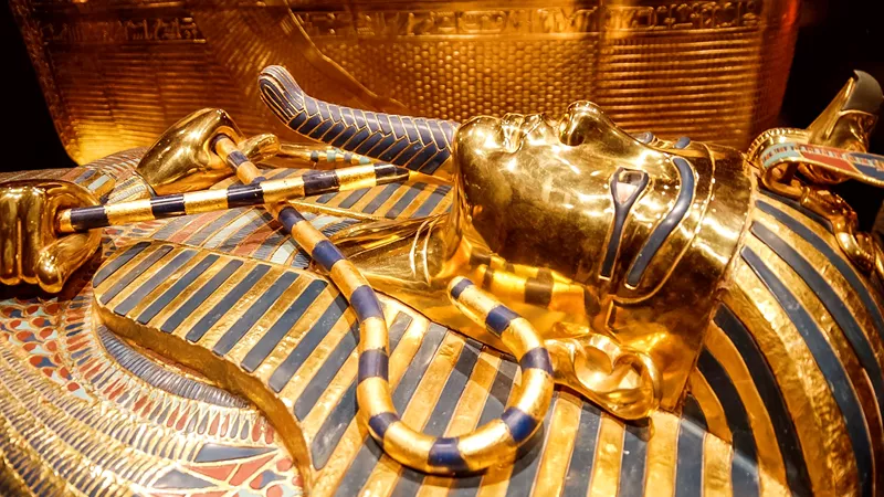 mask-of-tutankhamun-egyptian-pharaoh-157501195-5