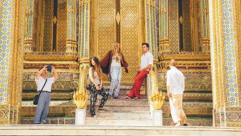 royal-palace-and-feed-the-fish-in-the-local-klongs-bangkok-thailand-2