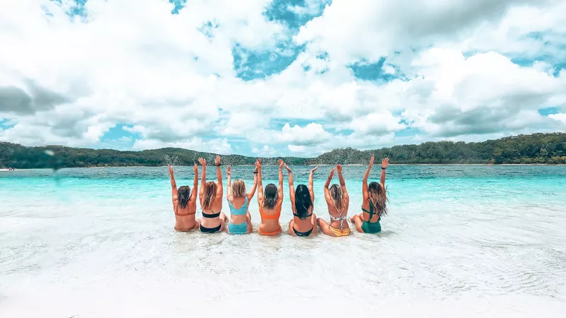 swim-idyllic-lake-mackenzie-on-fraser-island-australia-1