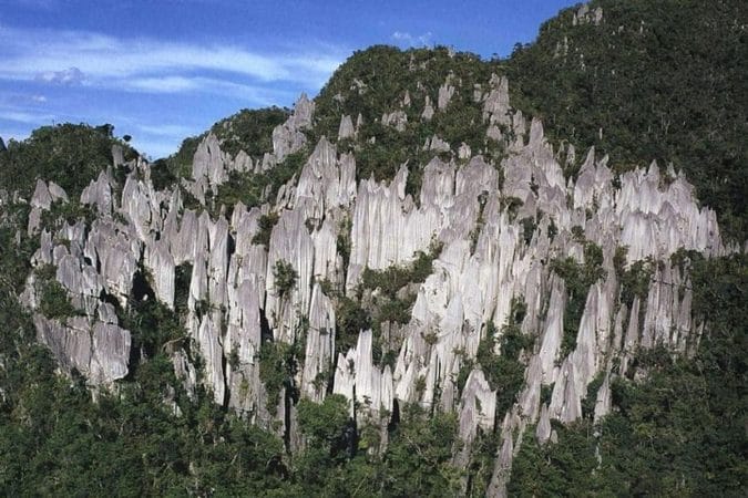33ccf1fe-ebf6-4f18-9b55-aa36bd795622_5-days-4-nights-mulu-showcaves-with-headhunter-trails-large