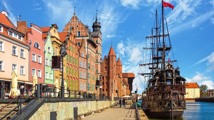 boat-old-town-gdansk-poland-1
