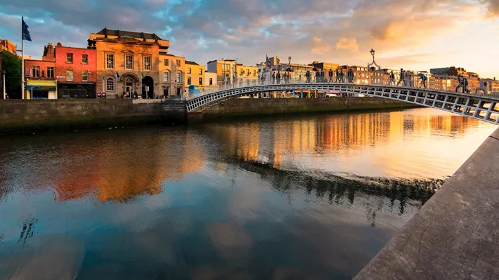hapenny-bridge-dublin-ireland-1