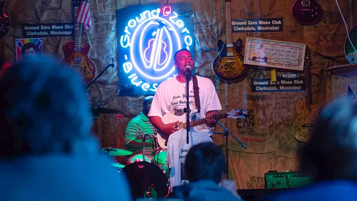 man-singing-blues-club-memphis-usa-1