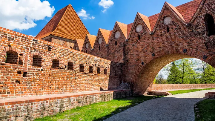 medieval-city-walls-old-town-torun-poland-1