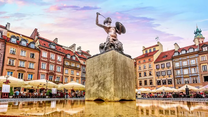 statue-saint-anne-main-square-warsaw-poland-1